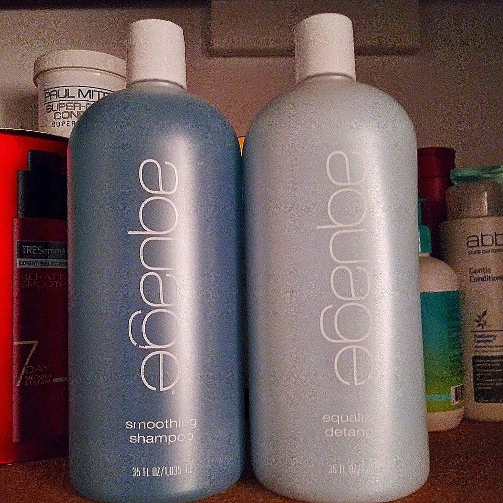 Set of smoothing shampoo and equalizing detangler